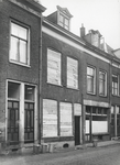 61524 Gezicht op de voorgevels van de huizen Lange Jufferstraat 28-30 te Utrecht met in het midden het dichtgetimmerde ...